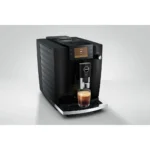 מכונת קפה אוטומטית Jura E6 דור 4 Piano Black בזווית צד, עם הדופן המחורצת ומגש הטפטוף