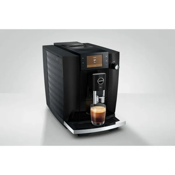 מכונת קפה אוטומטית Jura E6 דור 4 Piano Black בזווית צד, עם הדופן המחורצת ומגש הטפטוף
