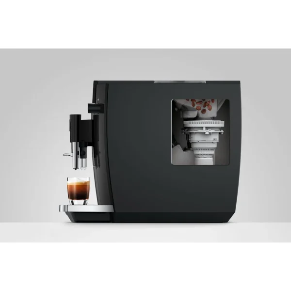 חתך של מכונת קפה Jura E6 דור 4 שמראה את מטחנת ה-Professional Aroma Grinder 2 ואת פולי הקפה