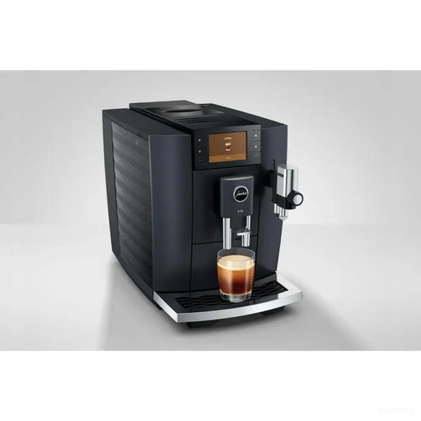 מכונת קפה Jura E8 Cosmic Black (ED) במבט תלת רבעי שמדגים את הגימור ואת הפרופיל הצר של המכונה