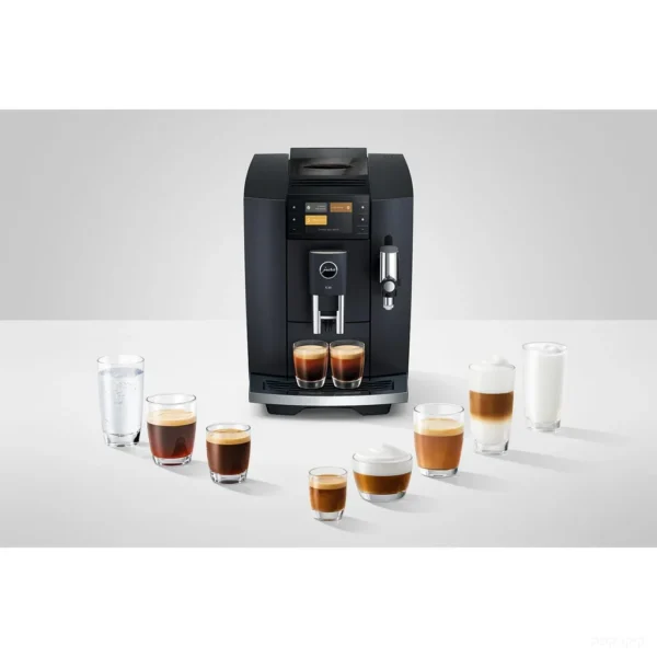 מכונת קפה Jura E8 Cosmic Black (ED) לצד מבחר משקאות הקפה והחלב שהיא מכינה