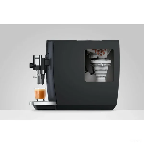 מבט מהצד על מכונת קפה Jura E8 Cosmic Black (ED) עם חלון מיכל הפולים ומזיגת אספרסו