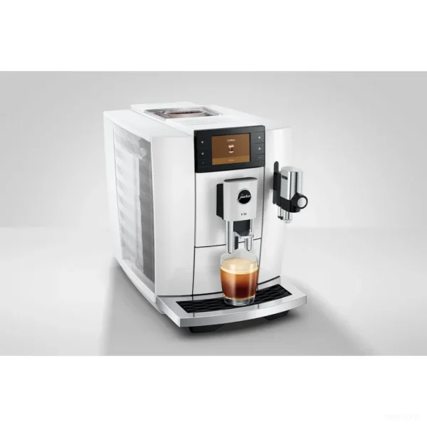מכונת קפה Jura E8 Piano White (ED) במבט תלת רבעי שמדגים את הגימור ואת הפרופיל הצר של המכונה