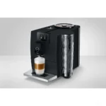 מכונת קפה אוטומטית Jura ENA 8 Full Metropolitan Black - מבט תלת רבעי עם לאטה מקיאטו על מגש הכוסות