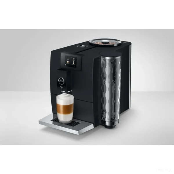 מכונת קפה אוטומטית Jura ENA 8 Full Metropolitan Black - מבט תלת רבעי עם לאטה מקיאטו על מגש הכוסות