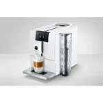 מכונת קפה אוטומטית Jura ENA 8 Full Nordic White - מבט תלת רבעי עם לאטה מקיאטו על מגש הכוסות
