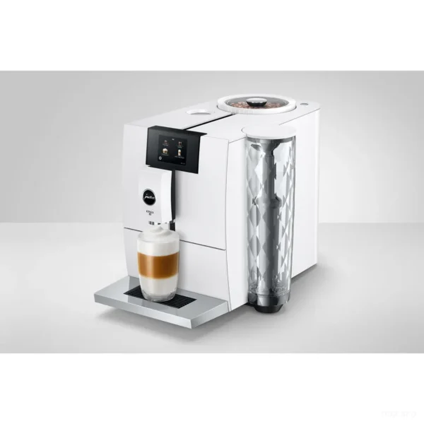 מכונת קפה אוטומטית Jura ENA 8 Full Nordic White - מבט תלת רבעי עם לאטה מקיאטו על מגש הכוסות