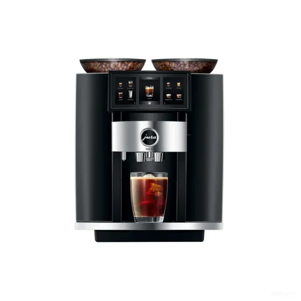 Jura GIGA 10 Diamond Black - מבט חזיתי על המכונה עם כוס קפה קר ושני מיכלי הפולים