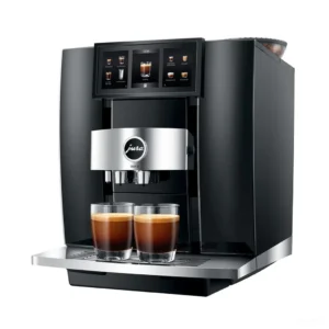 מכונת קפה אוטומטית Jura GIGA 10 Diamond Black - מבט קדמי בזווית עם שני ספלי אספרסו על רקע לבן