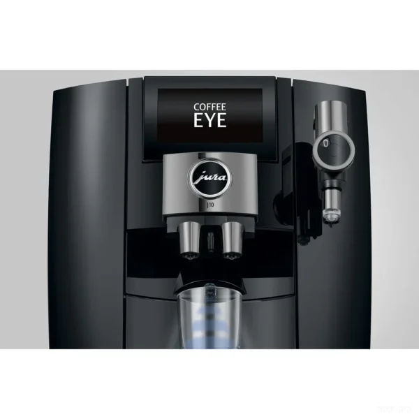 חיישן Coffee Eye מוצג על מסך מכונת Jura J10 Piano Black, מעל כוס זכוכית שהונחה מתחת לפיית הקפה