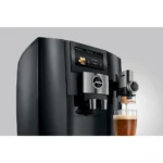 תקריב חזית מכונת Jura J10 Piano Black בזמן הכנת Sweet Latte עם קצף חלב מטועם