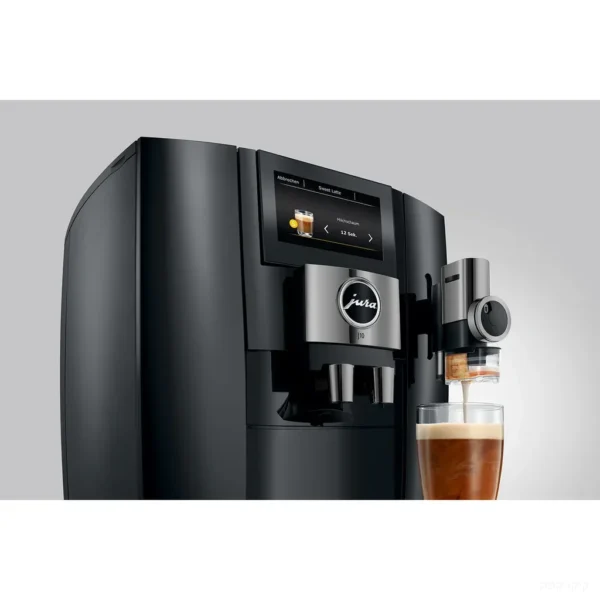תקריב חזית מכונת Jura J10 Piano Black בזמן הכנת Sweet Latte עם קצף חלב מטועם
