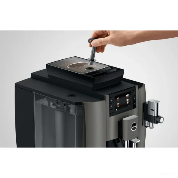 מכונת קפה אוטומטית Jura W8 Dark Inox - נעילת מיכל הפולים בעזרת מפתח ייעודי