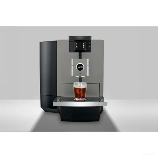 מכונת קפה Jura X10 Dark Inox מכינה משקה בחליטה קרה (Cold Brew) לכוס עם קרח