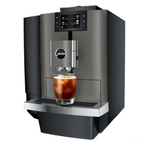 מכונת קפה אוטומטית מקצועית Jura X10 Dark Inox - מבט תלת רבעי על רקע לבן עם כוס קפה קר