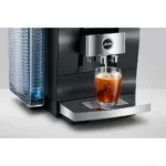 מכונת קפה Jura Z10 Aluminium Black - הכנת קולד ברו בכוס עם קרח
