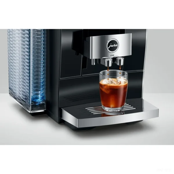 מכונת קפה Jura Z10 Diamond Black - הכנת קולד ברו בכוס עם קרח בתהליך המיצוי הקר