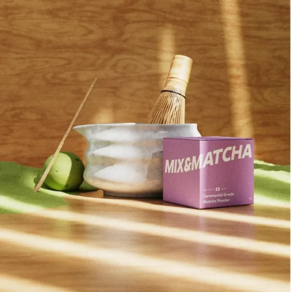 כוס מאצ'ה לאטה מוכנה עם אבקת Mix&Matcha