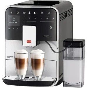 מכונת קפה אוטומטית מליטה Melitta Barista T Smart כסופה, מבט תלת רבעי עם מיכל חלב ושתי כוסות לאטה מקיאטו