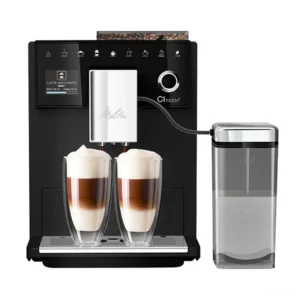 מכונת קפה אוטומטית מליטה Melitta CI Touch Black, מבט חזיתי על רקע לבן עם שתי כוסות לאטה מקיאטו ומיכל החלב