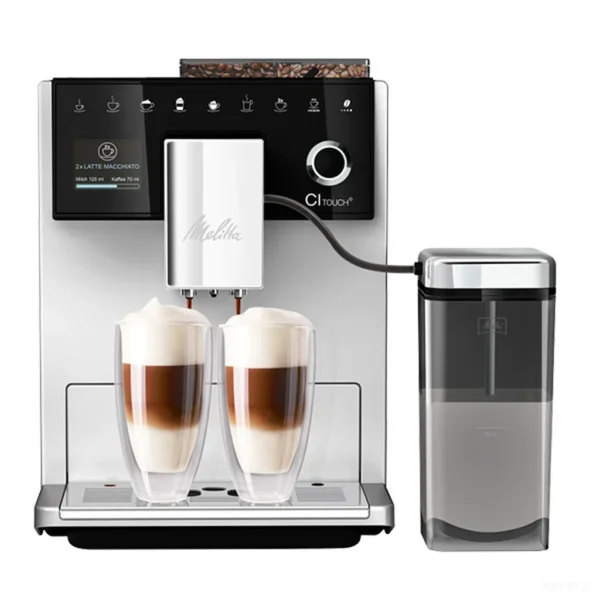 מכונת קפה אוטומטית מליטה Melitta CI Touch Silver, מבט חזיתי על רקע לבן עם שתי כוסות לאטה מקיאטו ומיכל החלב
