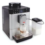 מכונת קפה אוטומטית מליטה Melitta Caffeo Passione OT עם מיכל החלב הנשלף מכינה לאטה מקיאטו בכוס זכוכית