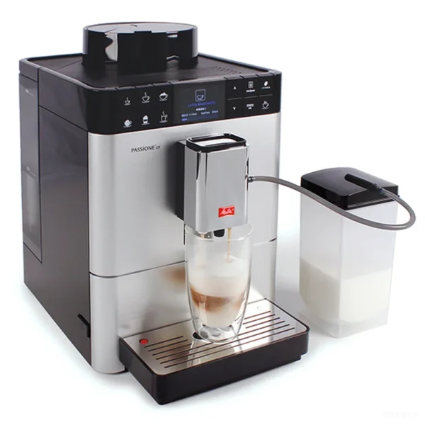 מכונת קפה אוטומטית מליטה Melitta Caffeo Passione OT עם מיכל החלב הנשלף מכינה לאטה מקיאטו בכוס זכוכית