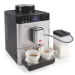 מכונת קפה אוטומטית מליטה Melitta Caffeo Passione OT ממלאת שתי כוסות אספרסו במקביל, לצדה מיכל החלב