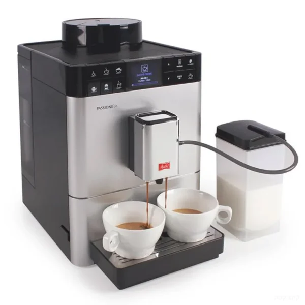 מכונת קפה אוטומטית מליטה Melitta Caffeo Passione OT ממלאת שתי כוסות אספרסו במקביל, לצדה מיכל החלב