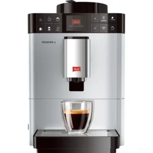 מכונת קפה אוטומטית מליטה Melitta Caffeo Passione OT כסופה, מבט חזיתי על רקע לבן עם כוס אספרסו