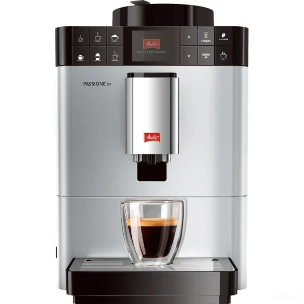 מכונת קפה אוטומטית מליטה Melitta Caffeo Passione OT כסופה, מבט חזיתי על רקע לבן עם כוס אספרסו