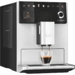 מכונת קפה אוטומטית מליטה Melitta Latte Select מוזגת אספרסו לכוס דופן כפולה, מבט צד עם מיכל המים