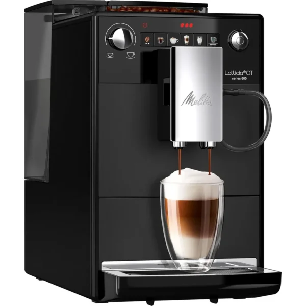 מכונת קפה אוטומטית מליטה Melitta Latticia OT שחורה בזווית שלושה רבעים, מוזגת לאטה מקיאטו לכוס זכוכית