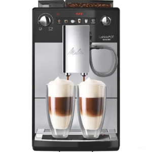 מכונת קפה אוטומטית מליטה Melitta Latticia OT כסופה, מבט חזיתי על רקע לבן עם שתי כוסות לאטה מקיאטו