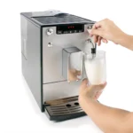 הקצפת חלב במוט הקיטור Pannarello של מכונת הקפה מליטה Solo & Milk