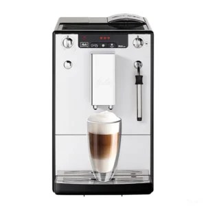 מכונת קפה אוטומטית מליטה Melitta Solo & Milk כסופה, מבט חזיתי עם כוס לאטה מקיאטו על רקע לבן