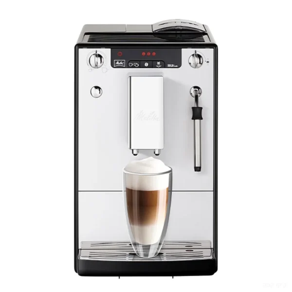 מכונת קפה אוטומטית מליטה Melitta Solo & Milk כסופה, מבט חזיתי עם כוס לאטה מקיאטו על רקע לבן