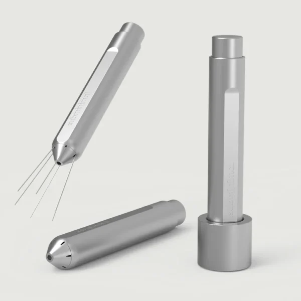 שלושה מבטים על מכשיר המחטים הכסוף Subminimal Flick WDT Tool, כולל הסטנד המצורף