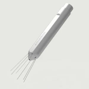 מכשיר מחטים כסוף למניעת גושים באספרסו Subminimal Flick WDT Tool עם המחטים בחוץ, על רקע בהיר