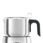 כד הנירוסטה הנשלף של מקציף החלב Sage Milk Café SMF600 מונח על בסיס ההפעלה
