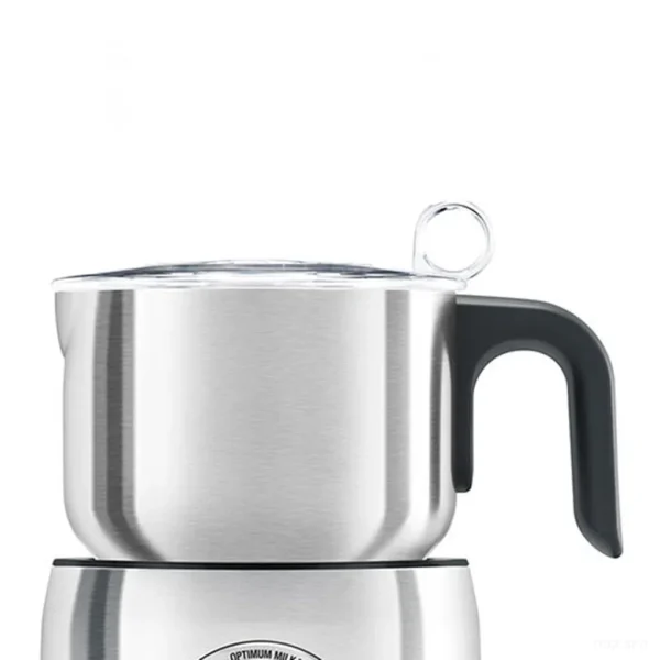 כד הנירוסטה הנשלף של מקציף החלב Sage Milk Café SMF600 מונח על בסיס ההפעלה