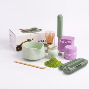 מארז מאצ'ה מלא: אבקת מאצ'ה טקסית Mix&Matcha 30 גר', קערה קרמית, מטרפת במבוק עם מעמד ומקציף NanoFoamer GO