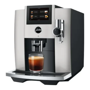 מכונת קפה אוטומטית Jura S8 Platinum במבט תלת רבעי על רקע לבן עם כוס קפה